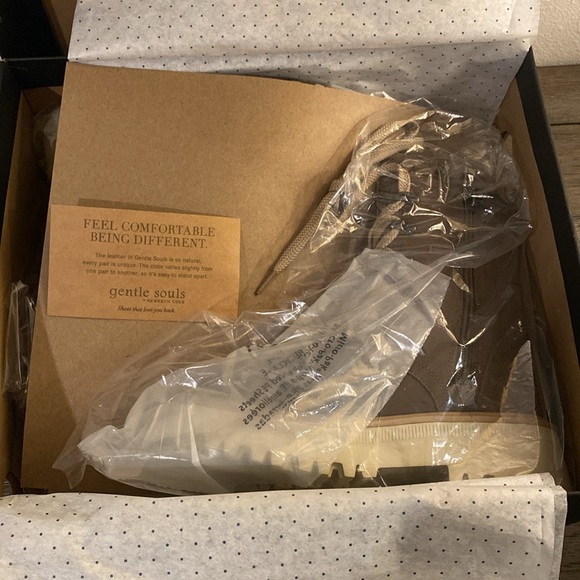 NIB [Kenneth Cole New York] Radell Lace-Up Lug Hiking Boots Olive Womens 5.5 - Picture 7 of 10